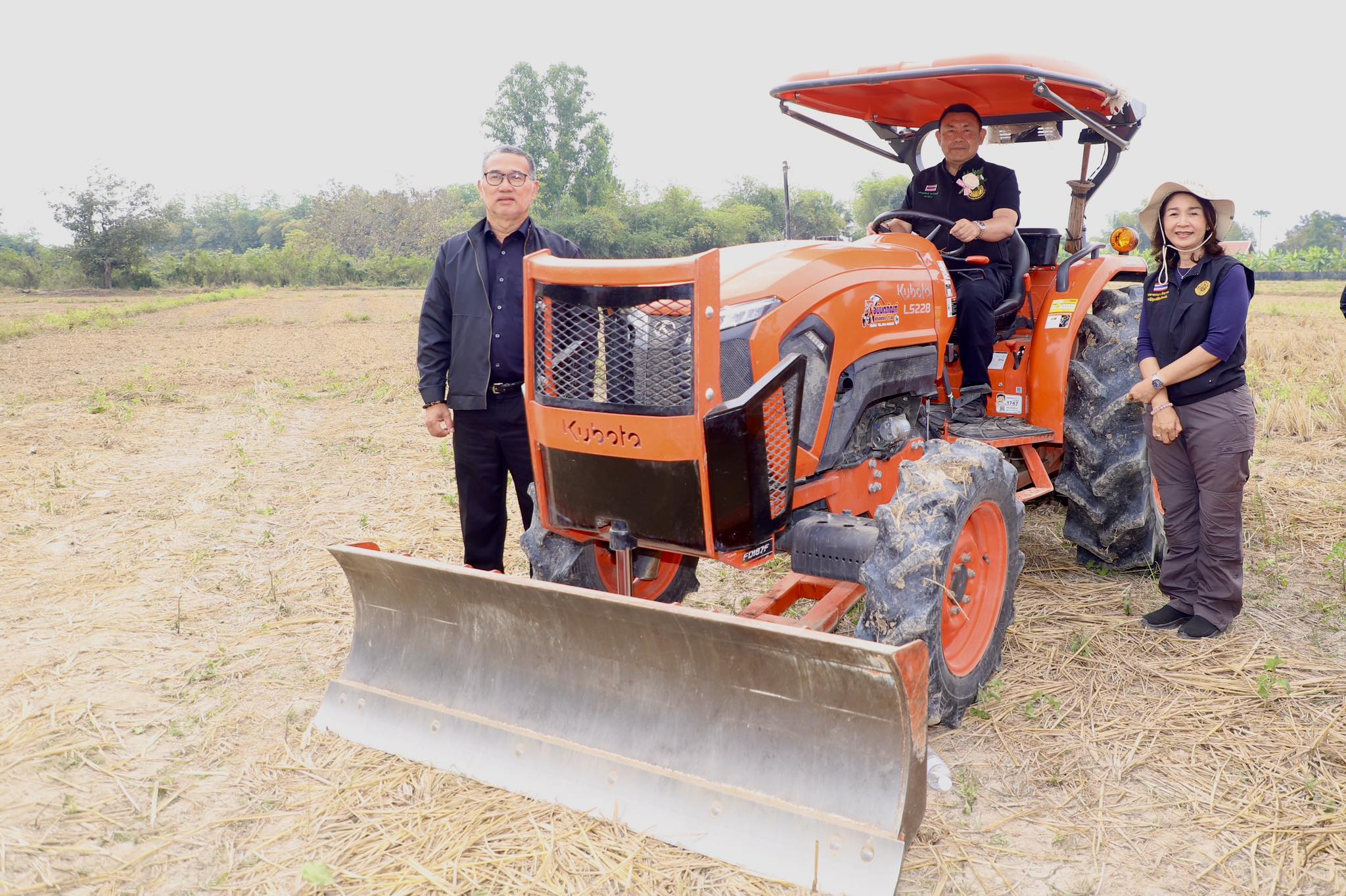 title - เลขาฯ ส.ป.ก. ร่วมงาน “ไถกลบ ตอซัง สร้างดินยั่งยืน ฟื้นสิ่งแวดล้อม”